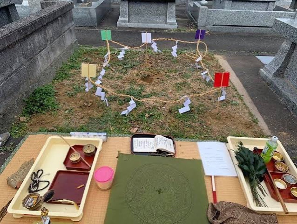 五色の幡を四方に立て、縄を張って結界を組んだ祭場と、用いる法具