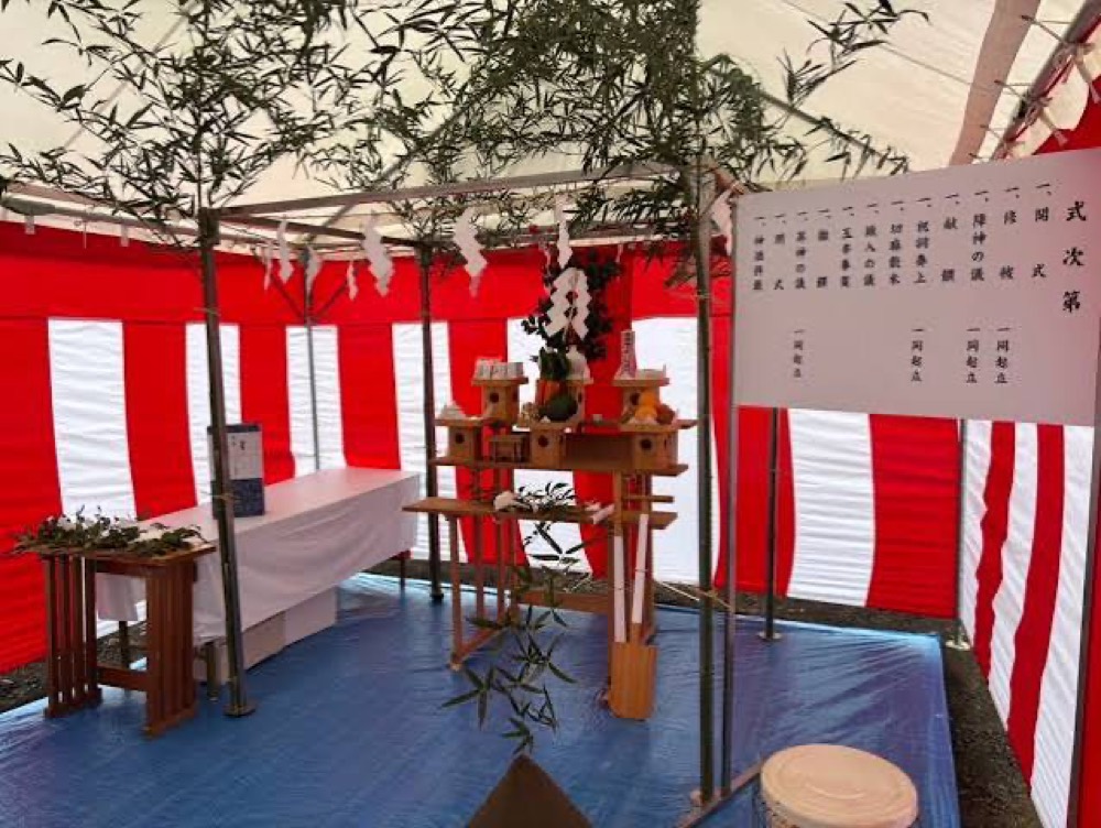 祭壇と神籬、式次第を掲げた神道式の祭場